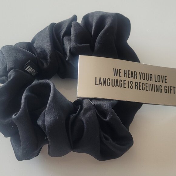 Il Makiage Scrunchie - Picture 1 of 2